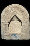 Pierre tombale en forme de portail de sanctuaire