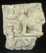 Stèle représentant Némésis à trois têtes 