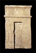 Tablette en forme de façade de temple représentant Isis, Osiris et Nephtys
