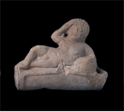 Statuette représentant Cupidon à bord d’un bateau