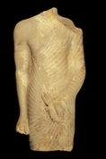 Fragment d’une statue représentant un homme portant une tenue macédonienne