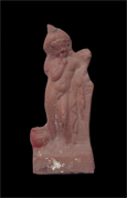 تمثال صغير للإله "حربوقراط" مستندًا بذراعه على دعامة