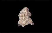 Fragment d’une amulette de Bès