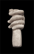 Fragment d’une main tenant un rouleau de papyrus