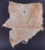 Tissu en lin portant une ligne d’inscriptions coufiques au nom de l’Imam Al-Aziz Bellah