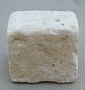 كتلة حجرية استُخدمت كقائم لحمل مائدة طعام 