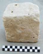 كتلة حجرية استُخدمت كقائم لحمل مائدة طعام 