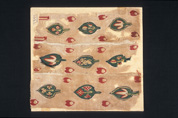 قطعة من النسيج من نوع  القبَّاطي تحمل رموزًا مسيحية