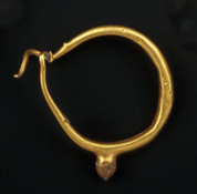 Gold earring 