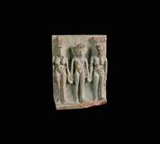 تميمة مُصوَّر عليها الإله "حورس" واقفًا بين الإلهتين "إيزيس" و"نفتيس" 