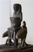 تمثال صغير للإله "جحوتي" في مواجهة الإلهة "ماعت" 