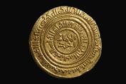 دينار أيوبي من الذهب باسم "صلاح الدين يوسف" ضُرب في الإسكندرية سنة 579 هجريًّا (1183م) 