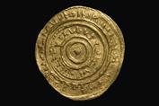 Dinar remontant à la période des Croisades (similaire aux dinars fatimides) portant des inscriptions coufiques