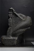 Fragment d’une statue d’un homme portant une tablette d’offrandes 