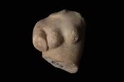 Fragment d'une statuette de femme 