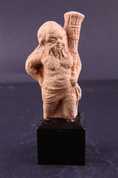 تمثال صغير لسلينوس ممسكًا شعلة 